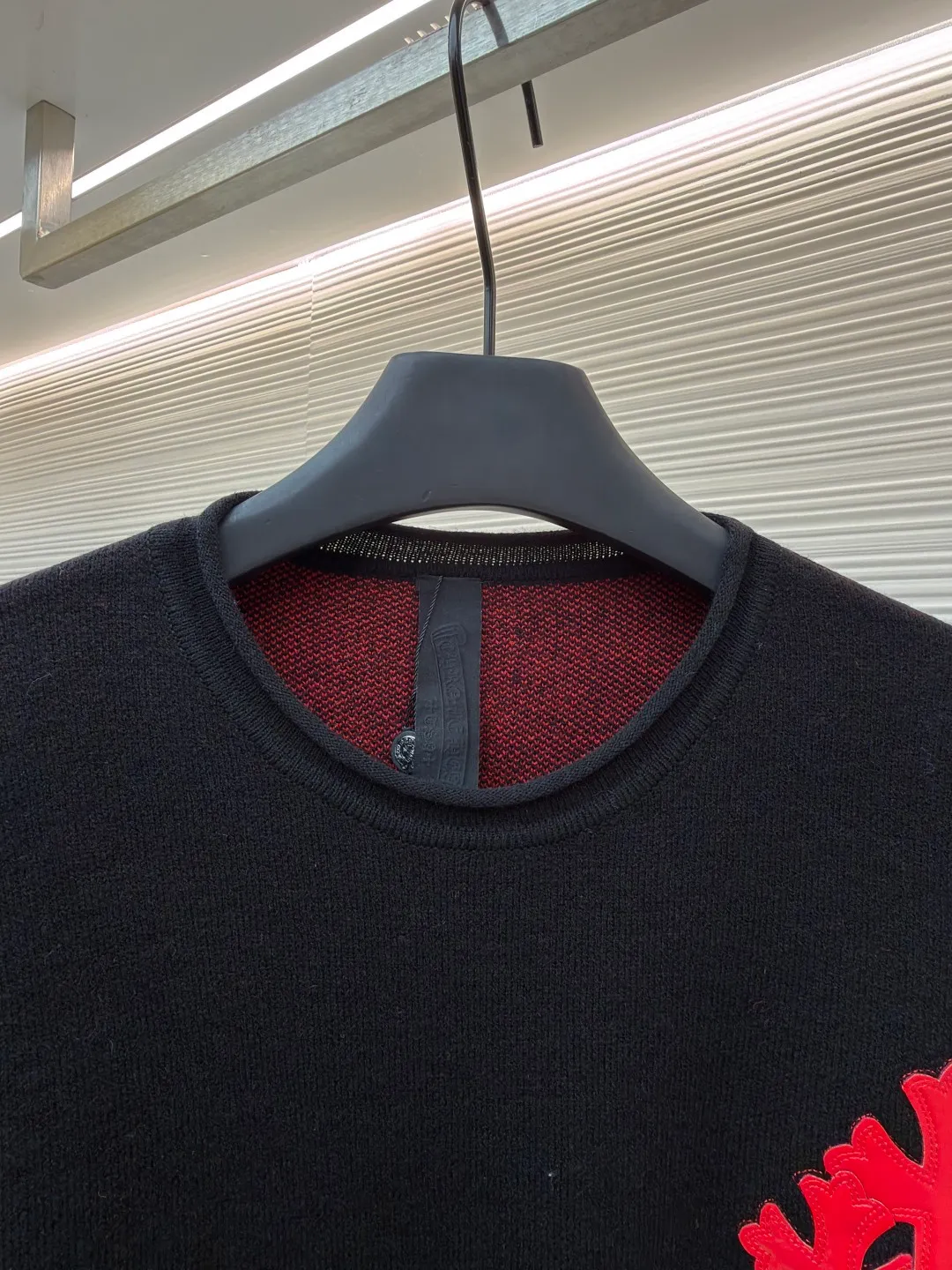 2233Chrome Hearts patent leather cross cashmere sweater ●Item number: 1682233-B05 ●Fabric: wool blended fabric ●Technology: knitted ●Color: black and red ●Version: loose fit ●Weight: about 565 grams ●Size: One size fits all ●Description: The original version was purchased from Hangzhou National Specialty School for 45,000. The fabric is made of custom-spun cashmere yarn. It feels soft and waxy. Sesame base technology is matched with arm jacquard technology. (The jacquard size will change with the number of yarn components. The yarn must be custom-woven). Customized chest patent leather Cross. Processed with imported TAJIMA machines. Customized accessories. Produced by major manufacturers that test workmanship. Full of street feel. Compare workmanship details to counters. Flash sale version on the market. The overall wiring is straight and delicate, the fabric is comfortable and soft, and the color is consistent without color difference. It can be matched with the same style to create a fashionable look, and can be used in various occasions. Customized accessories, complete with three standards, same style for men and women!